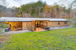 2 Mi to Parkway Sevierville Cabin, Deck and Hot Tub